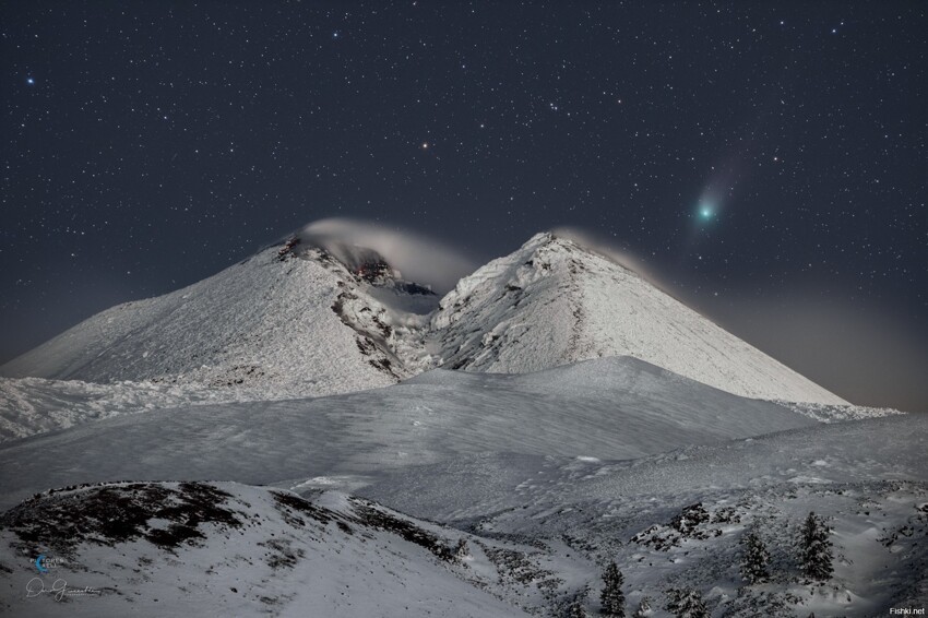 На этом зимнем пейзаже с изображением гор и неба с планеты Земля над вулканич...
