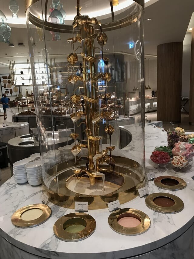 Невероятный шоколадный фонтан в отеле