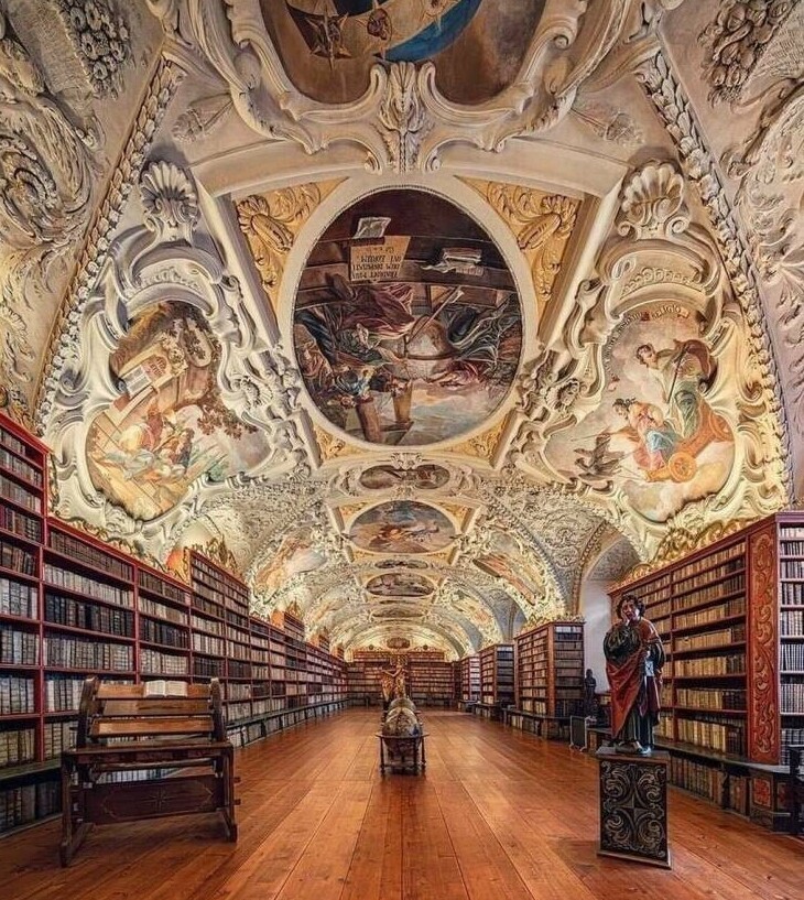 Пражская библиотека была спроектирована так красиво, что ее превратили в художественный музей