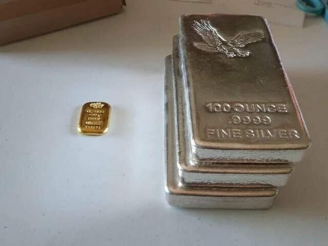 Кусок золота слева стоит столько же, сколько серебро справа