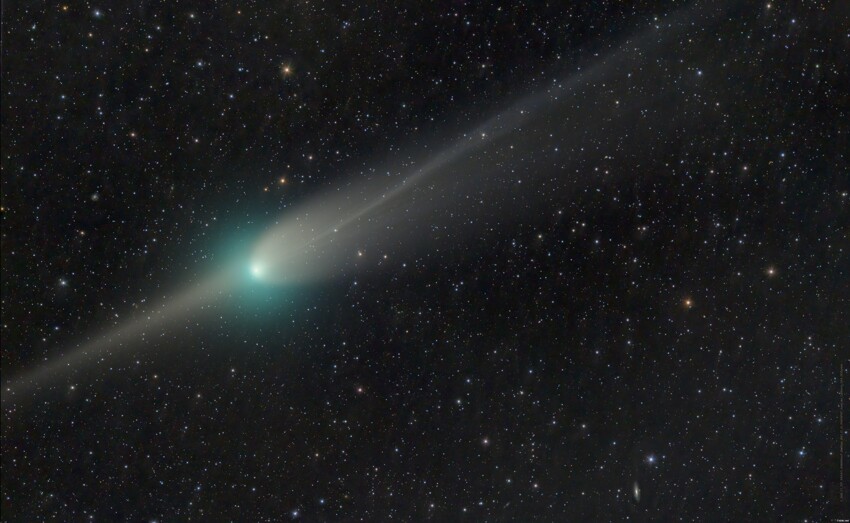 Комета C/2022 E3 ZTF, украшающая сейчас северное ночное небо, запечатлена на ...