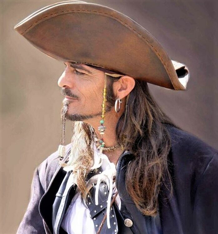 А знаете ли вы то, что пираты носили серьги из-за необходимости, а не просто ради красоты?