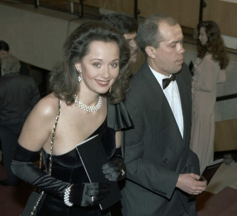 Ольга Кабо перед началом VI торжественной церемонии вручения профессиональных призов академии кинематографистов «Ника», 1993 год