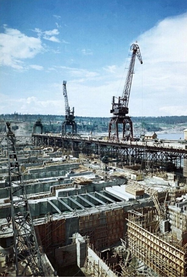 Панорама строительства водосливной плотины Братской ГЭС, сентябрь 1959 года