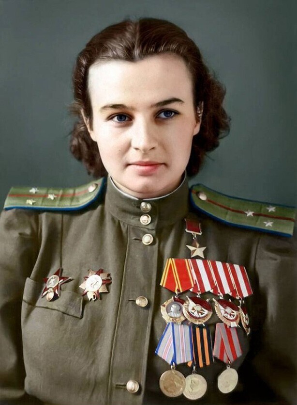 Советская лётчица и писательница Наталья Меклин, 1945 год