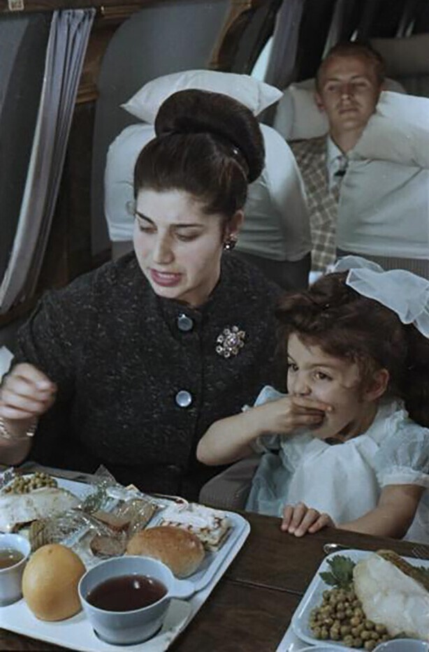 Мать и дочь обедают на борту TУ-104, 1960-е годы