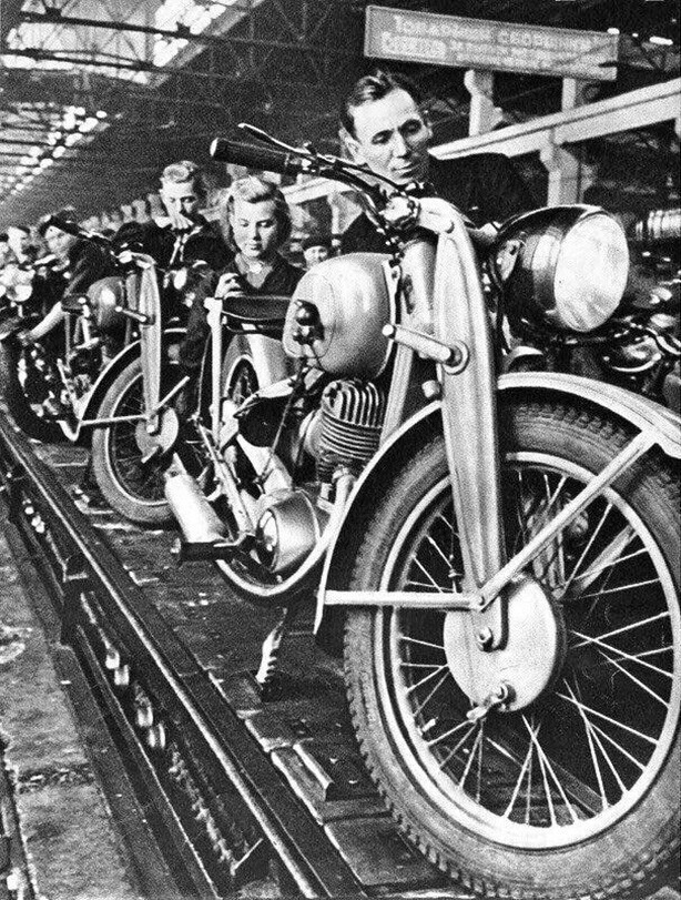 Пpoизводство мотоциклов. Ижeвск, 1950 год