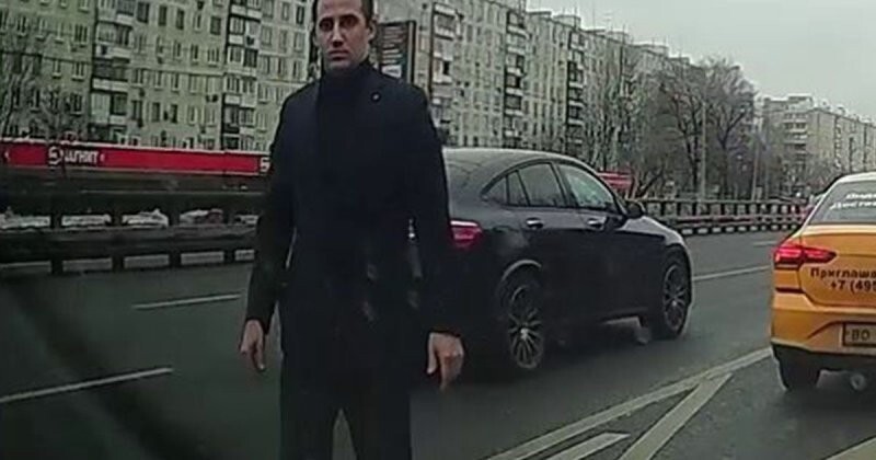«Друг, ты нафиг так делаешь?»: ДТП с участием такси в Москве