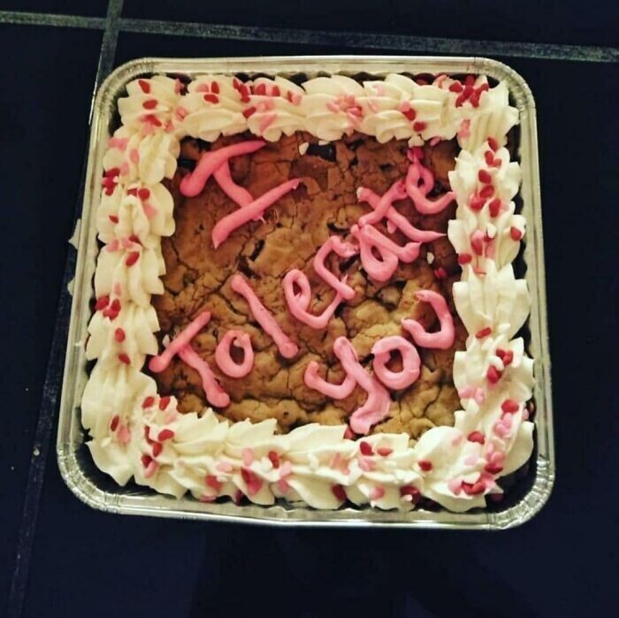 6. "Жена приготовила для меня торт на День Валентина. С надписью "Я терплю тебя"