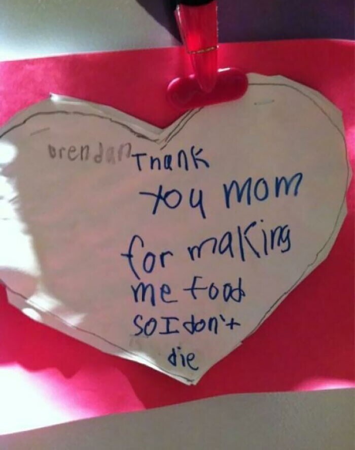 2. "Валентинка, которую я сделал для своей мамы в 5 лет: "Мама, спасибо, что готовишь для меня еду, чтобы я не умер"