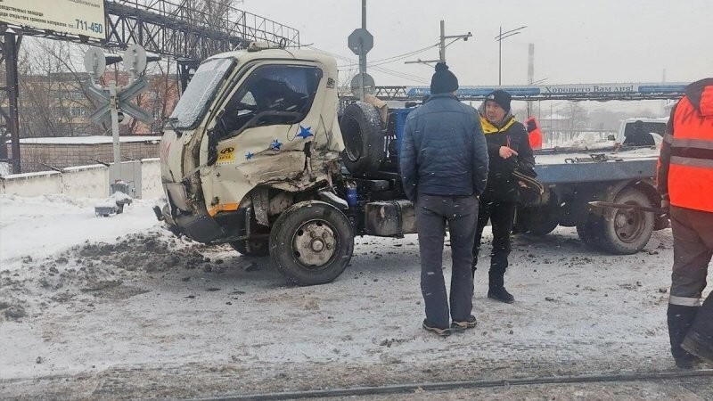 Поезд протаранил эвакуатор на ж/д переезде в Ижевске