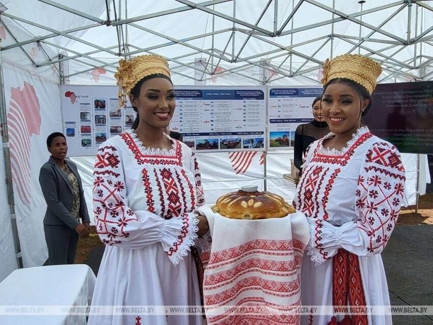 Отмечается, что на церемонии передачи белорусской техники президентам преподнесли каравай. Причём сделали это местные девушки, одетые в национальную белорусскую одежду