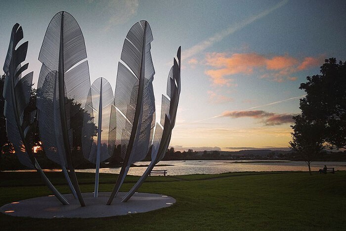 7. В графстве Корк, Ирландия, есть скульптура из серебряных перьев под названием «Родственные души». Это дань уважения американским индейцам чокто, которые в 1847 году во время Великого голода собрали пожертвования в помощь Ирландии