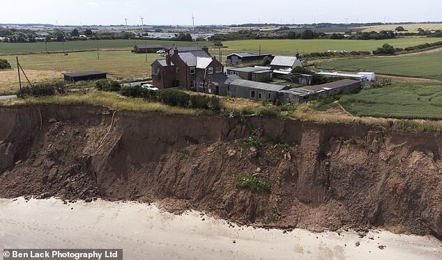 В Англии семьи вынуждены покидать свои дома из-за осыпающихся скал