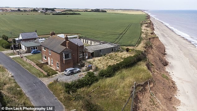 В Англии семьи вынуждены покидать свои дома из-за осыпающихся скал