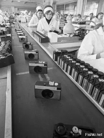 Производство фотоаппарата "СМЕНА-8м" ?1973 год