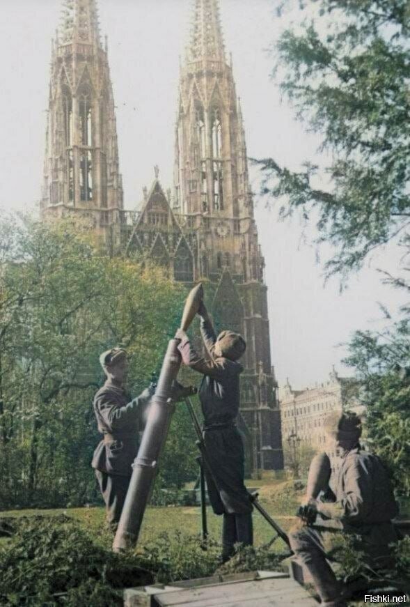 Советский расчет 120-мм миномета ведет огонь в Вене в парке перед собором Вот...