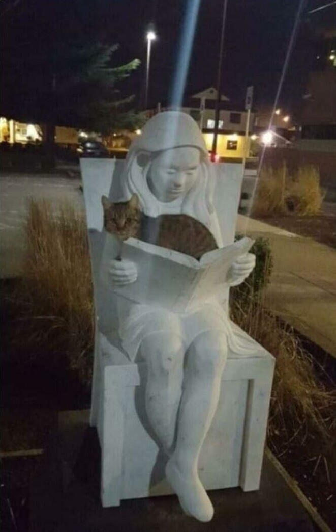 Даже статуи не могут спокойно почитать