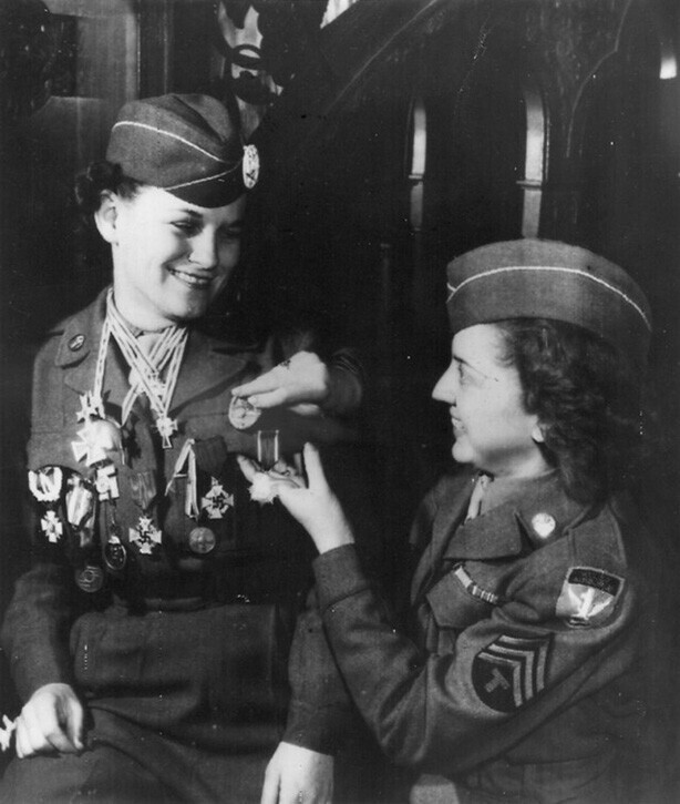 Женщины-военнослужащие армии США позируют с трофейными немецкими наградами, 1945 год