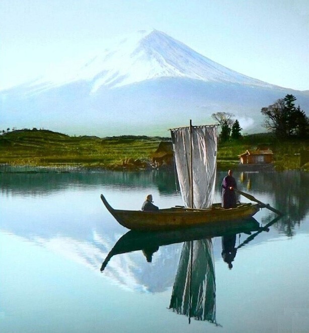 Безмятежность. Лодка и гора Фудзияма. Япония. Фото Т. Энами. 1895 год
