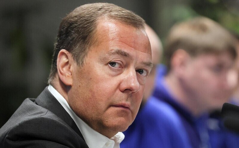 Медведев предрек превращение украинской экономики в "смрадную труху"