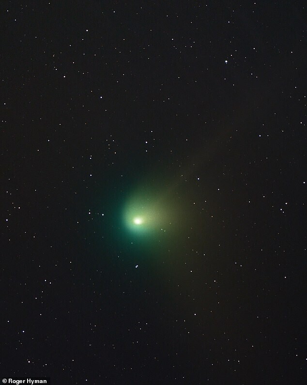 Здесь на ночном небе хорошо виден зелёный оттенок кометы. Эта фотография также была сделана 31 января в Сомерсете