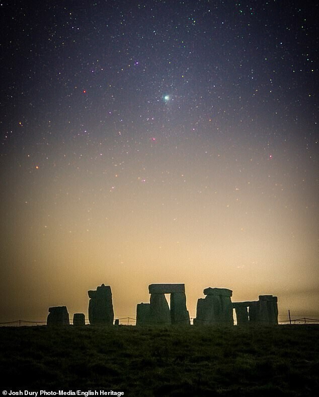 24 января фотографу Джошу Дьюри впервые удалось запечатлеть зелёную комету над Стоунхенджем (Великобритания)