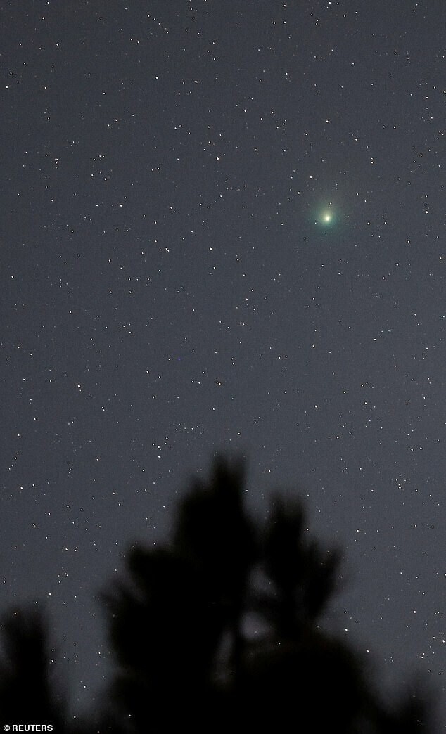 Зелёная комета, снятая с горы Пико-де-лас-Ньевес на острове Гран-Канария в Испании