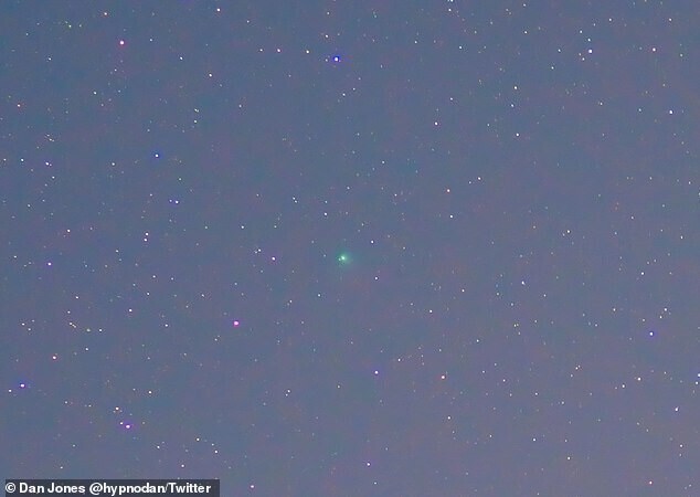 Комета C/2022 E3, запечатленная на камеру фотографом Дэном Джонсом в Чичестере (Великобритания) на камеру Sony A6400 с объективом Sigma 30mm 1.4