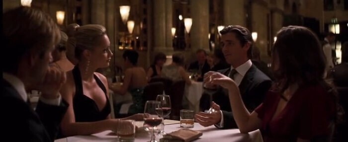 23. "В "Темном рыцаре" (2008) Брюс предлагает сдвинуть два стола вместе. Это очевидно один стол"