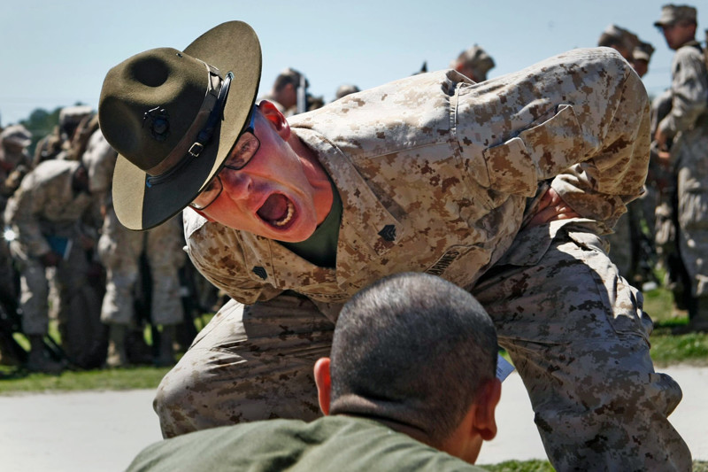 Почему сержанты в американской армии постоянно орут на новобранцев?