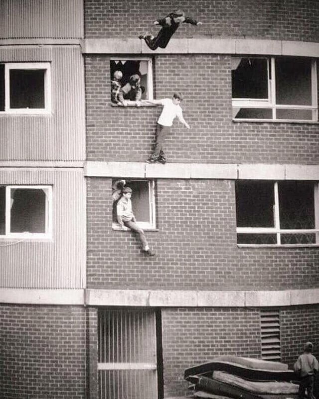 Дети прыгают на старых матрасах, Англия, восьмидесятые