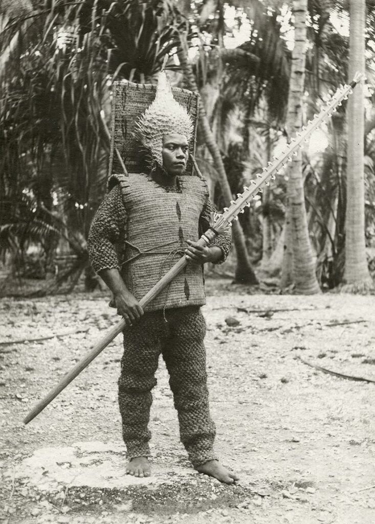 Мужчина в традиционных доспехах Кирибати, около 1925 года