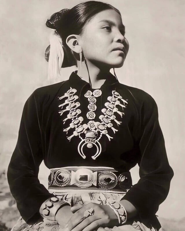 Девушка из племени навахо в серебряных и бирюзовых украшениях, 1950 год