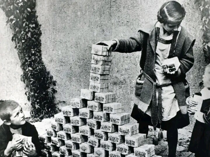 Дети играют пачками обесценившихся из-за войны денег, Веймарская Республика (Германия), 1923 год