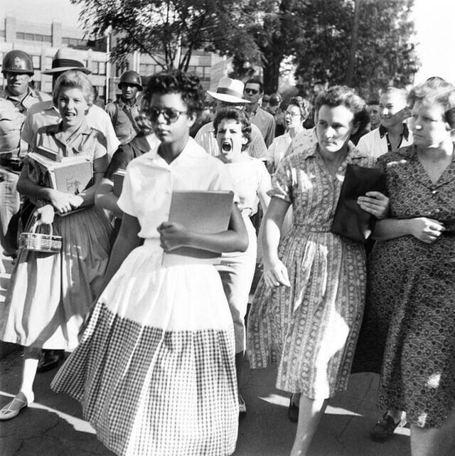Элизабет Экфорд, Литл-Рок, Арканзас, мужественно ходит в школу, сентябрь 1957 года