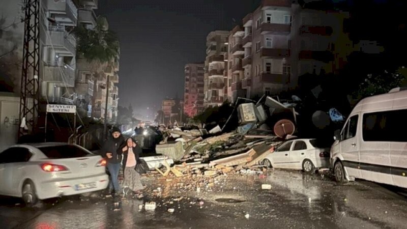 В Турции - мощнейшее землетрясение. Обрушение многоэтажного дома попало на видео