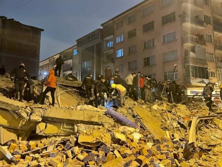 В Турции - мощнейшее землетрясение. Обрушение многоэтажного дома попало на видео