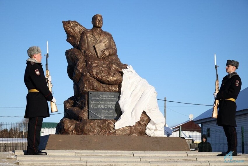 "Это он в чём?": под Иркутском открыли памятник советскому генералу, который наводит на неприятные ассоциации