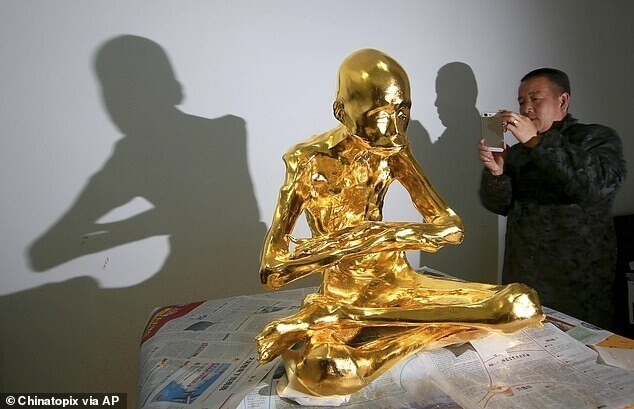 Мумию монаха покрыли золотом в знак уважения