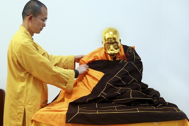 Мумию монаха покрыли золотом в знак уважения