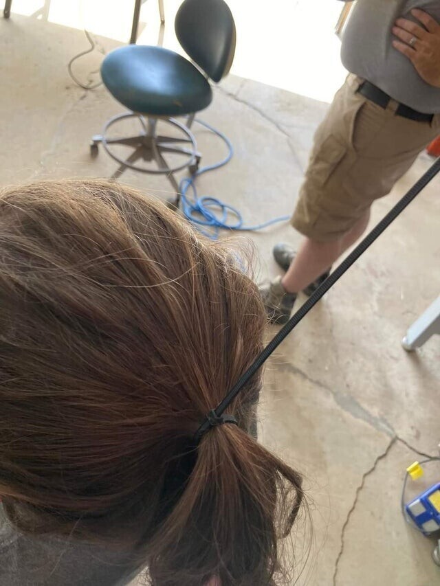 Дочка попросила отца собрать ей волосы, пока он работал в гараже..
