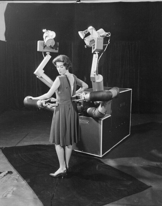 «Мобот» (MObile roBOT), созданный Hughes Aircraft Electronic Labs, одевает женщину. Калифорния, 1961 год