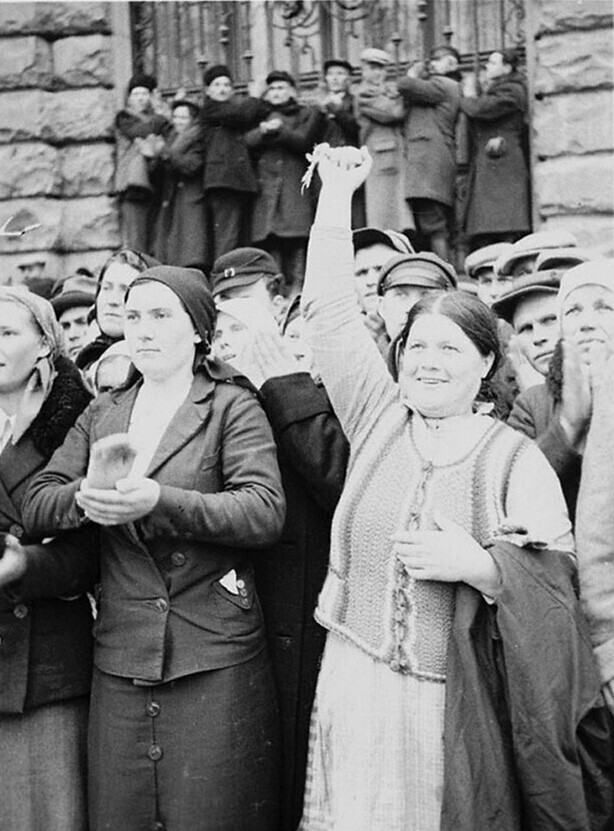 Население приветствует войска Красной Армии, Львов, октябрь 1939 года
