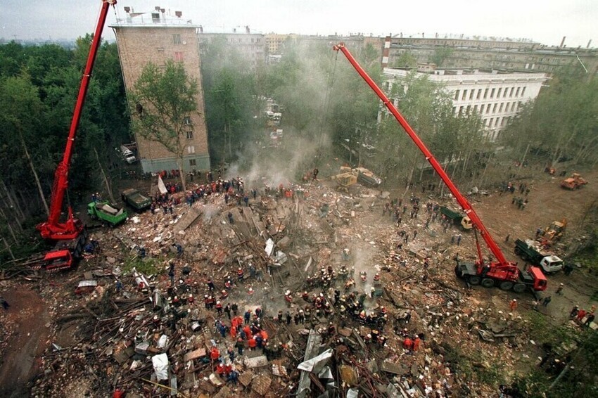 Последствия взрыва в жилом доме №6, корпус 3, на Каширском шоссе. Террористический акт на Каширском шоссе — взрыв жилого дома произошёл 13 сентября 1999 года в 5 часов утра.