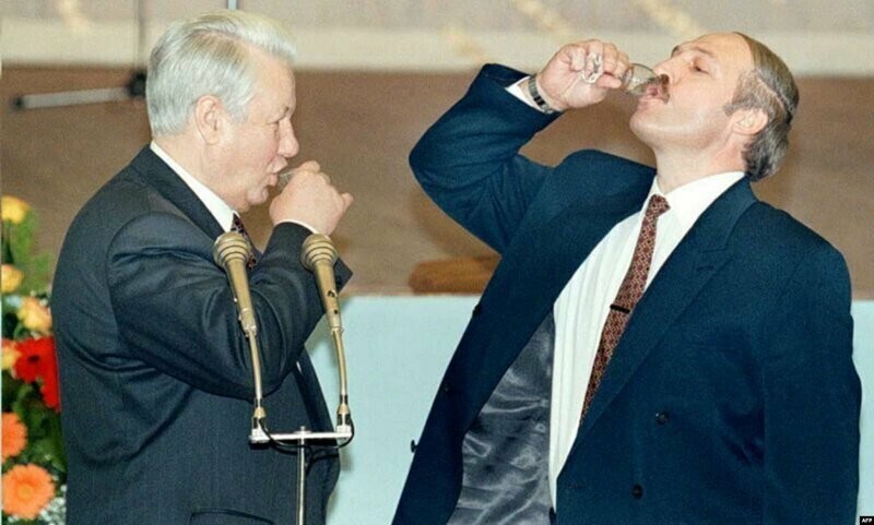 Борис Ельцин и Александр Лукашенко в Кремле после подписания договора о союзе Беларуси и России. Апрель 1996 год.