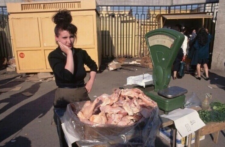 Женщина продает американские куриные окорочка, 1996 год