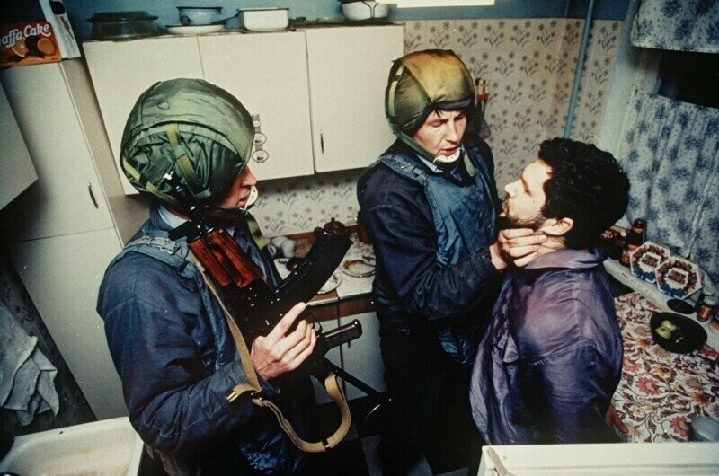 Член казанской ОПГ задержан сотрудниками УГРО за ограбление проституток. Ленинград, сентябрь, 1991 год.
