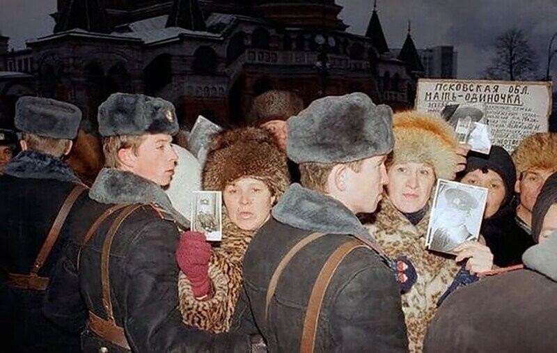 Митинг советских матерей около Красной площади в Москве 24 декабря 1990 года.