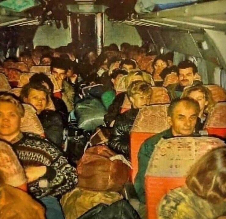 Чартерный рейс из Турции. Челноки везут товар в Россию. 1995 год